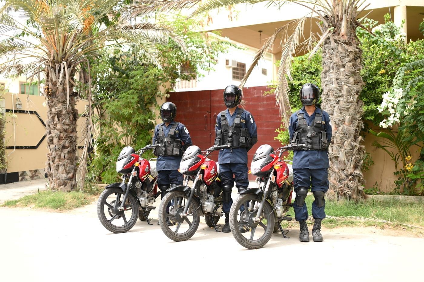 Equipo de seguridad privada en motos de patrulla