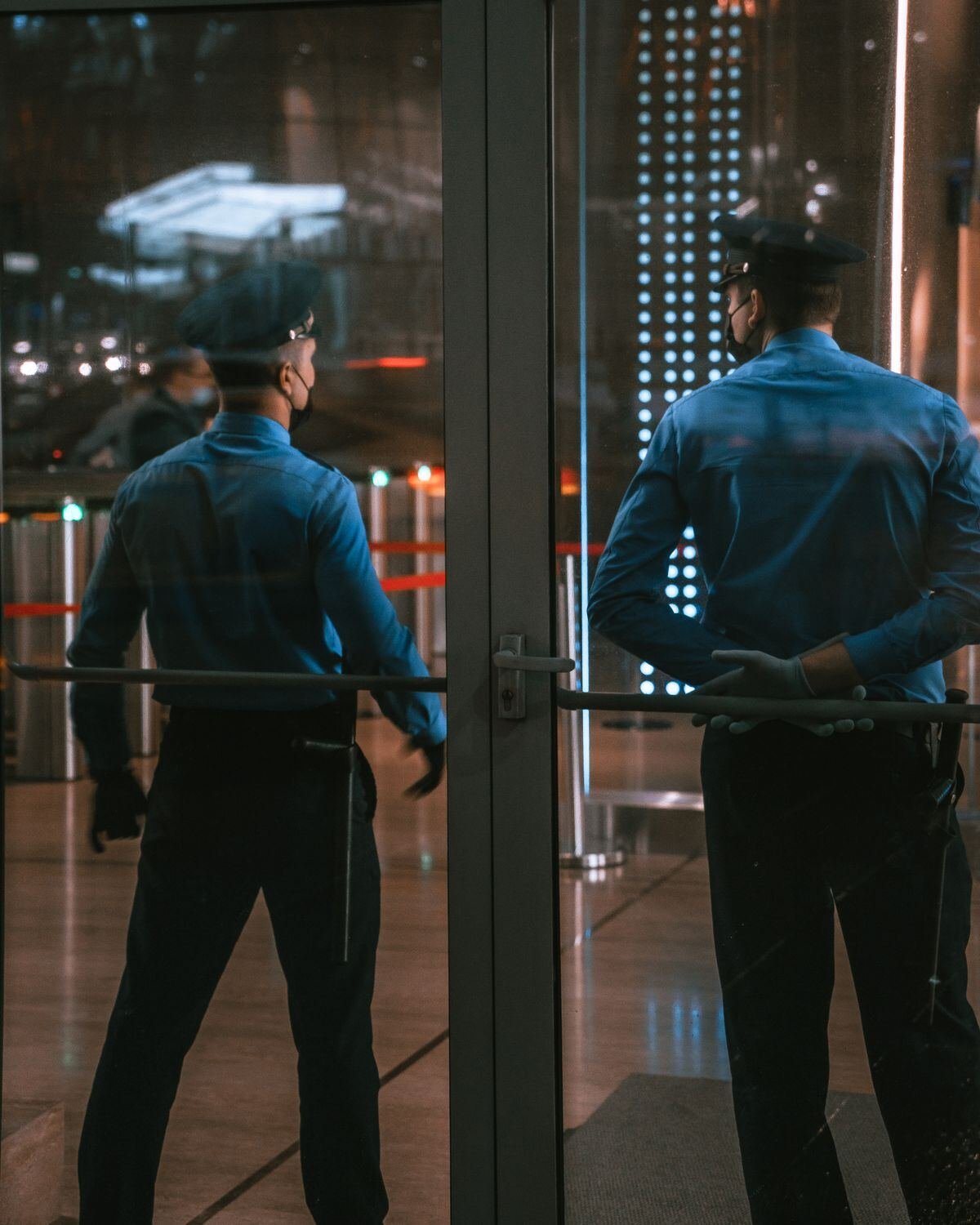 Vigiladores en el acceso de un edificio durante el turno noche